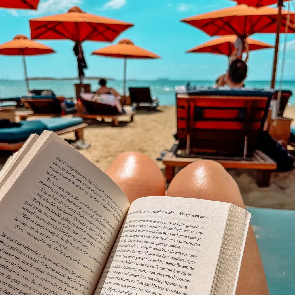 Lezen op Voula Beach