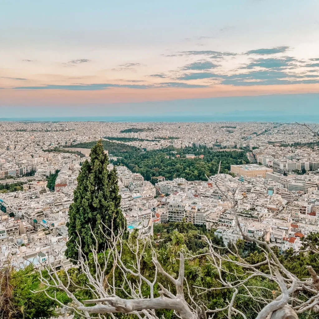 Lycabettus Heuvel met uitzicht op de Akropolis